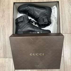 Men’s Gucci sneakers in very good condition . Super confortable . Gently used
